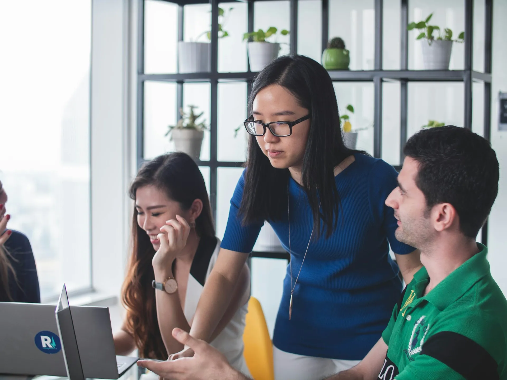 The Connected Boundary: Menetapkan Etiket Digital untuk Melindungi Integritas Profesional