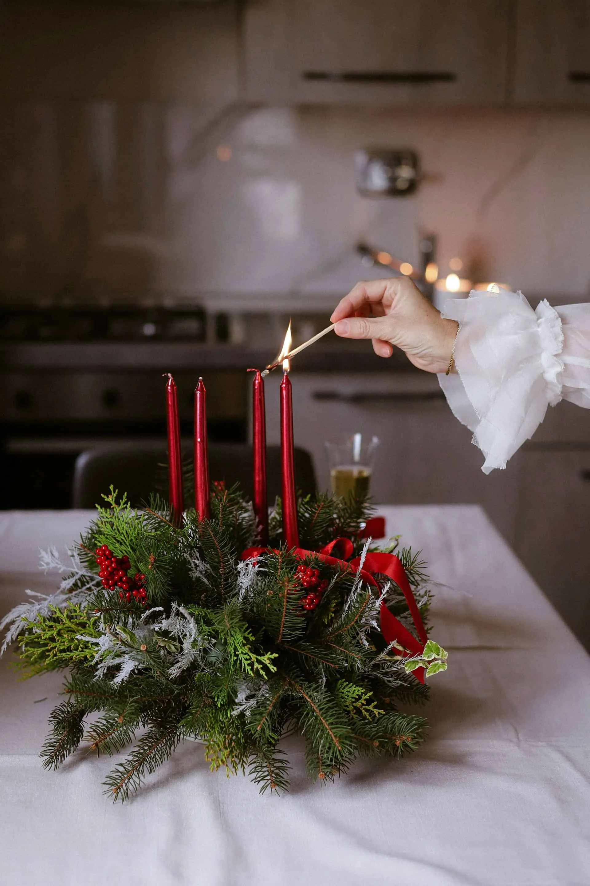 The Art of Hosting in Small Spaces: Smart Tips for Organizing an Intimate & Cozy Christmas Party in an Apartment