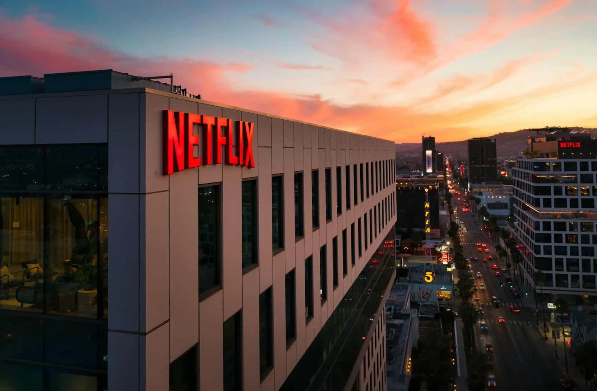 Plot Twist: Jika Netflix Akuisisi Warner Bros, Kontroversi Dominasi & Nasib Batman?