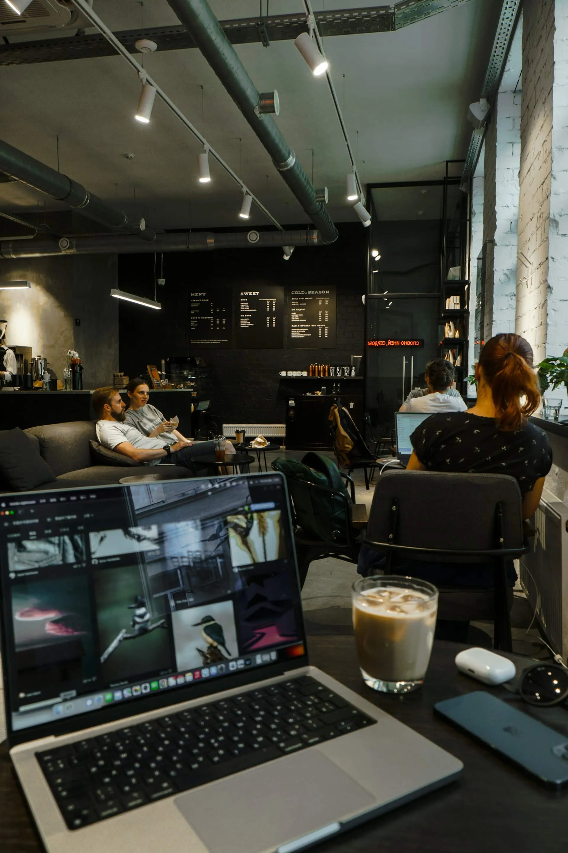 Kedalaman dalam Keheningan: Etika Asynchronous Deep Work sebagai Solusi Kelelahan Rapat Virtual
