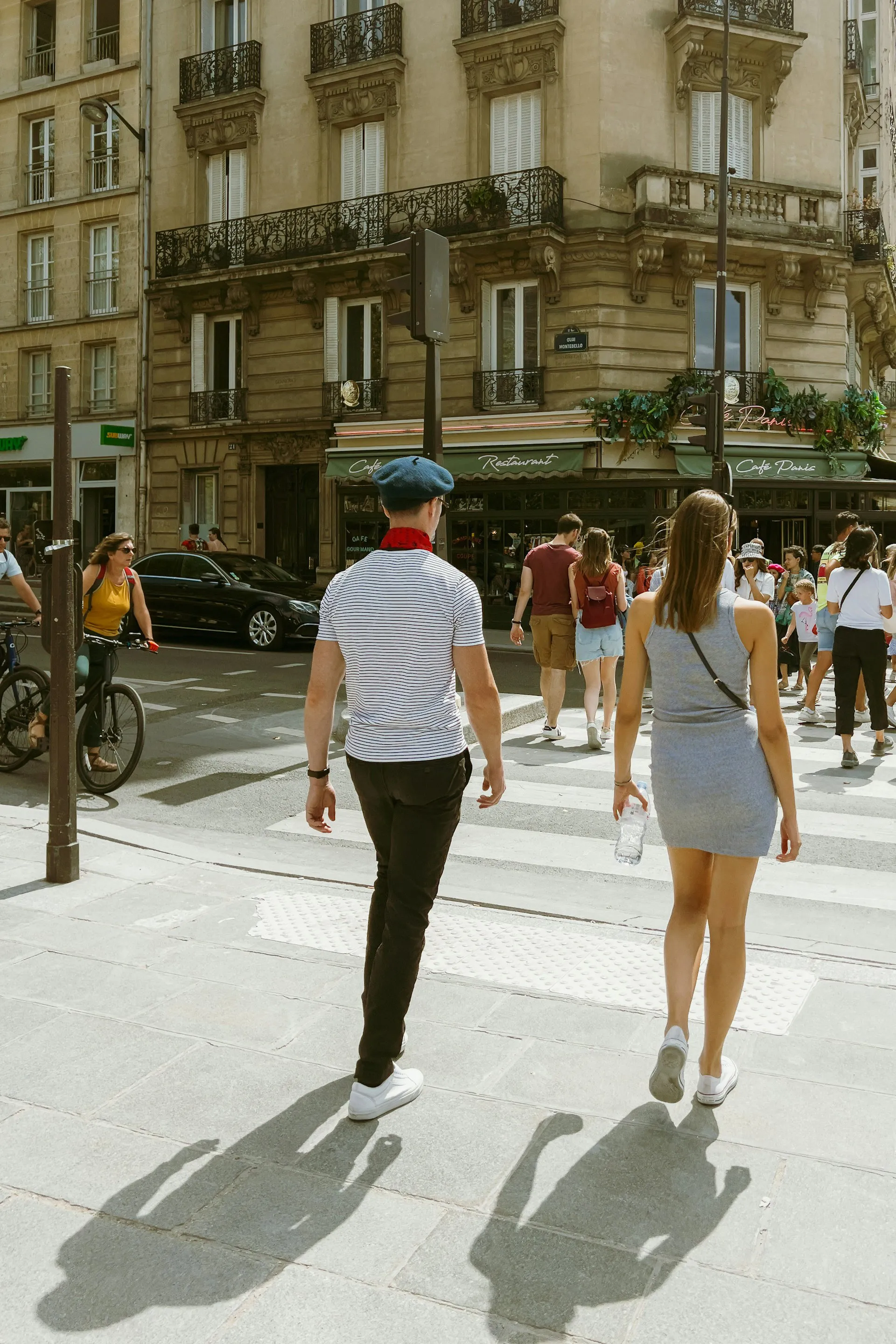 The Urban Flâneur: Menjelajahi Narasi Kota Melalui Langkah Kaki yang Santai