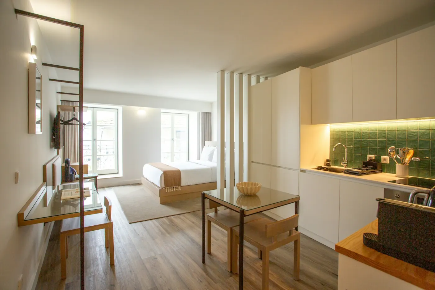 Partisi Ruangan Terbuka untuk Apartemen Studio Modern