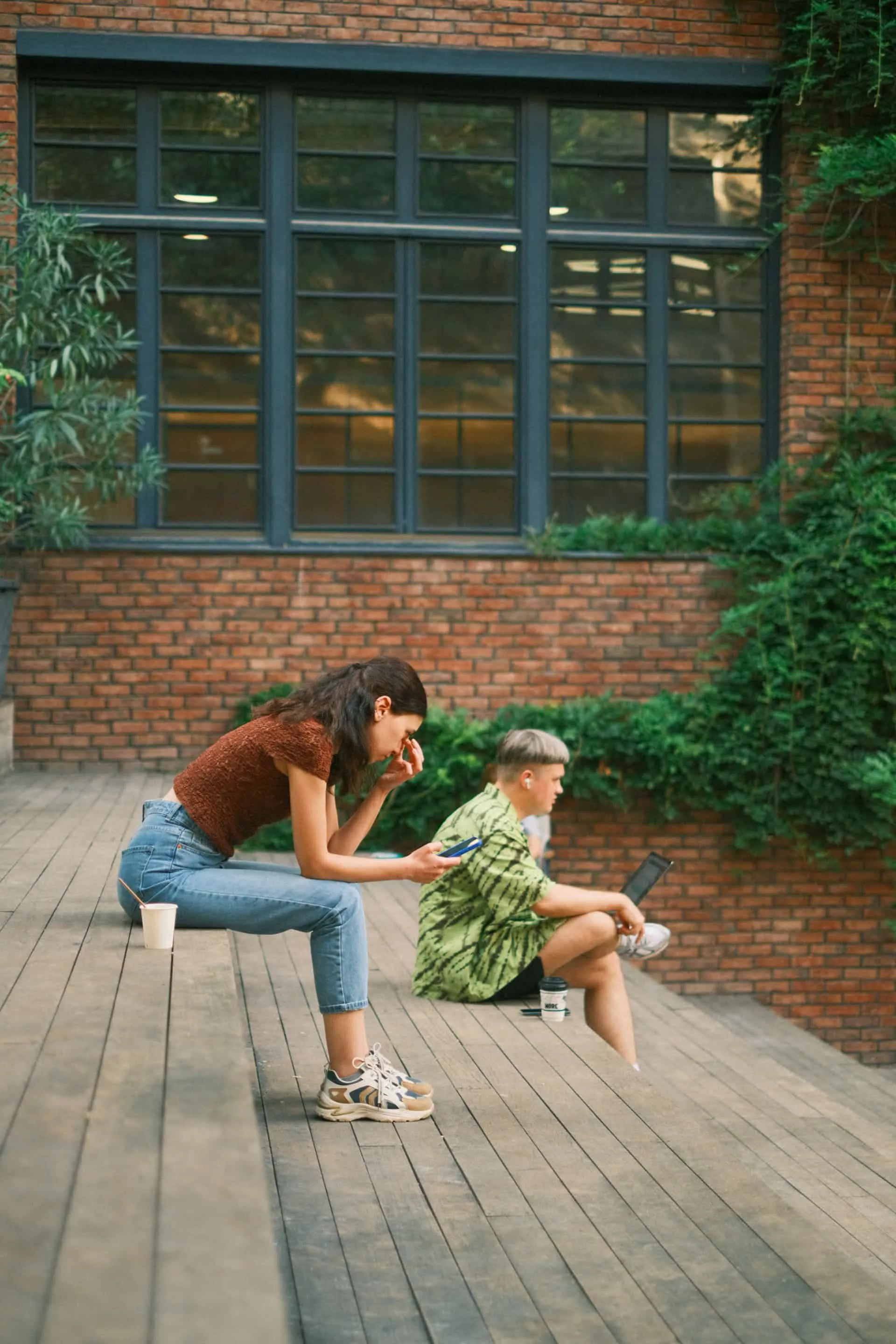 Finding Stillness: The Rise of Analog Hobbies as a Counterbalance to Digital Fatigue in the Era of Total Connectivity